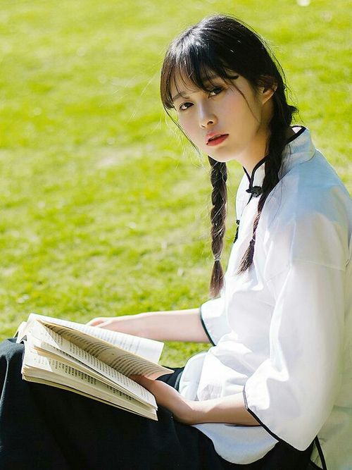 乐鱼（中国）体育官方网站-瑞士队中场贝尔特拉在巴黎奥运会上展现出强大的进攻组织能力，瑞士贝塞尔